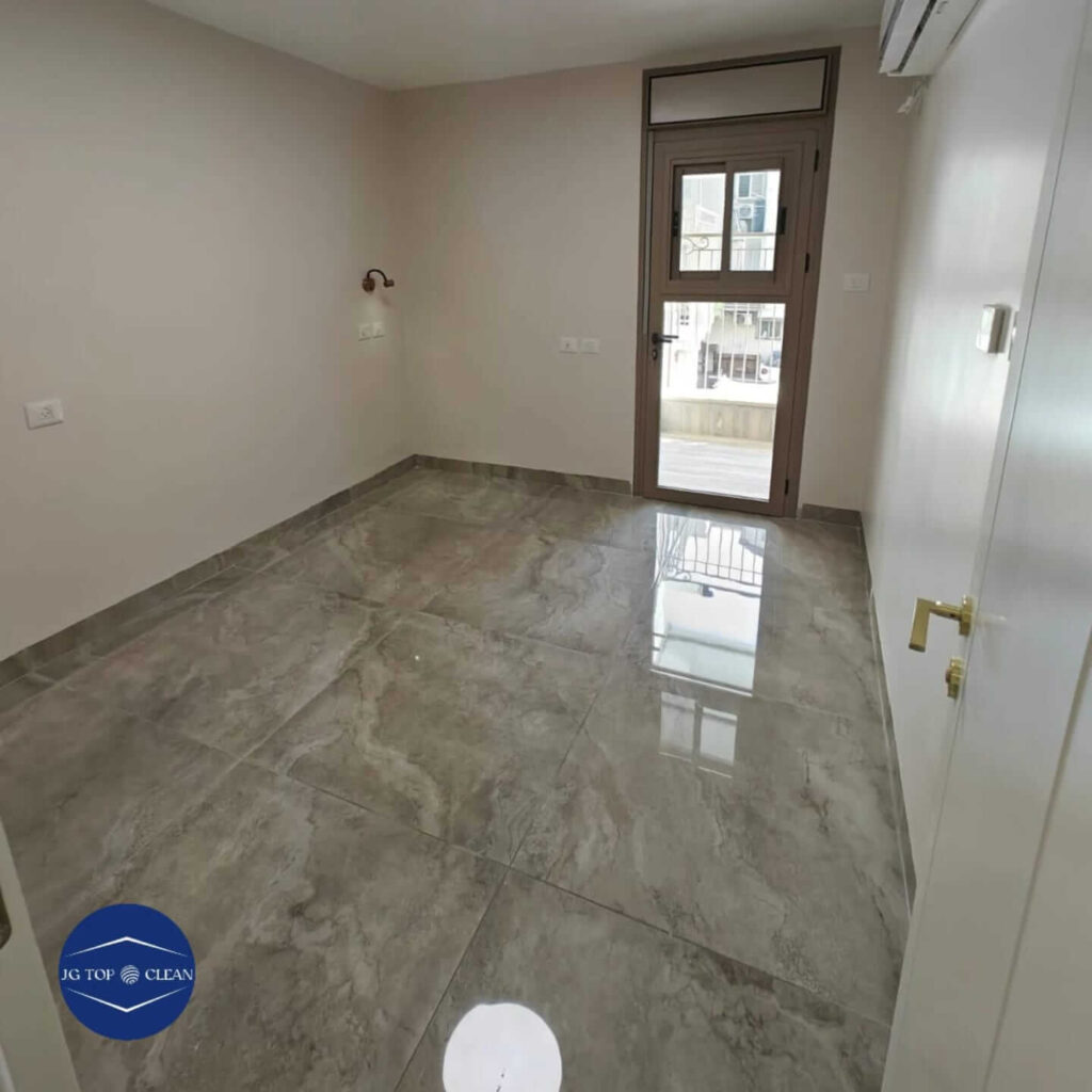 רצפה שהעברה פוליש וניקיון לאחר שיפוץ על ידי חברת טופ קלין