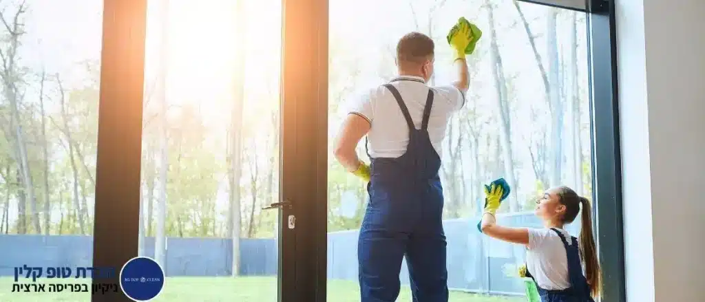 צוות ניקיון מקצועי במהלך ניקוי חלונות
