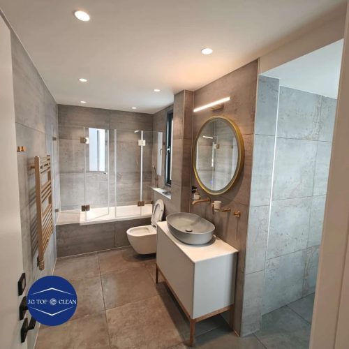 תמונה של מקלחת ושירותים נקיים לאחר שחברת טופ קלין עבדה ודאגה לניקיון שלהם, בנוסף יש לוגו של החברה למטה בצד ימין